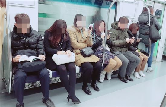 여름 '쩍벌남' 겨울 '어깨깡패'…서울지하철은 '전쟁 중'