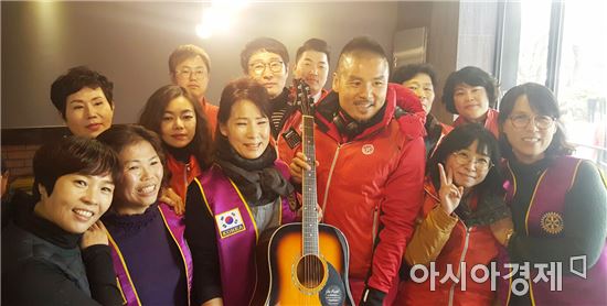 순천 이수로타리클럽, 심청로타리클럽에 ‘기타’선물