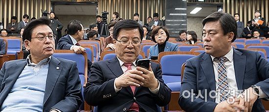 한국당, 예산안 딜레마…의총 열고 본회의 전략 논의 중