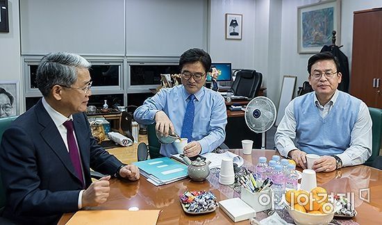 우원식 더불어민주당 원내대표(가운데)가 2일 김동철 국민의당 원내대표(왼쪽)와 정우택 자유한국당 원내대표에게 직접 차를 권하고 있다.