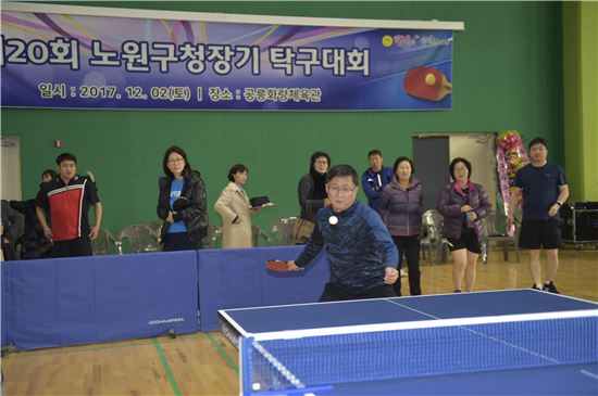 [포토]김성환 노원구청장 탁구 실력 보실래요?