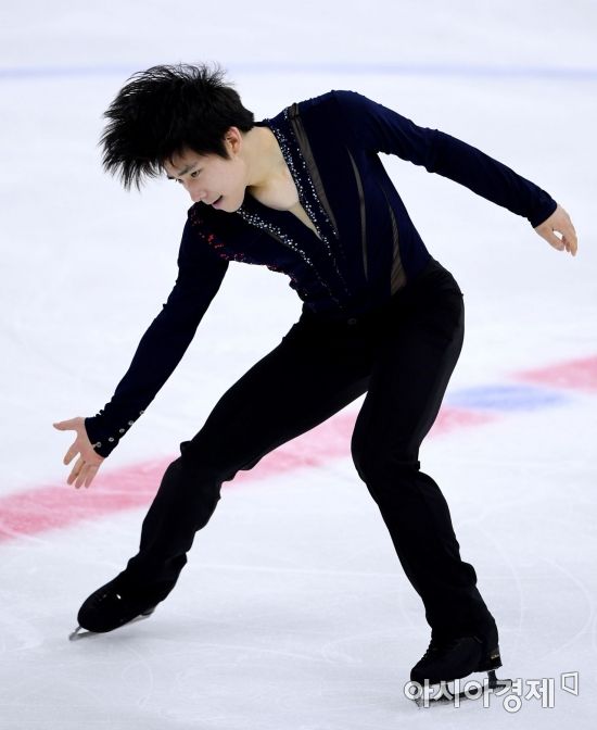 [포토] 이준형, '남자 싱글 우승자의 연기'