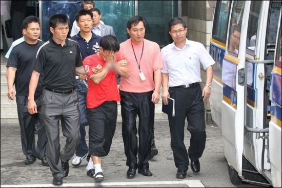 지난 2010년 6월16일 초등생 성폭행사건 피의자 김수철이 서울 영등포경찰서에서 검찰로 송치되고 있다./사진=연합뉴스