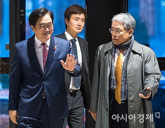 우원식 더불어민주당 원내대표(왼쪽)와 김동철 국민의당 원내대표가 4일 여의도의 한 호텔에서 조찬회동을 갖기 위해 입장하고 있다. 