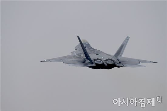 [양낙규의 Defence Club]한반도 상공 나타난 스텔스기 F-22 6대