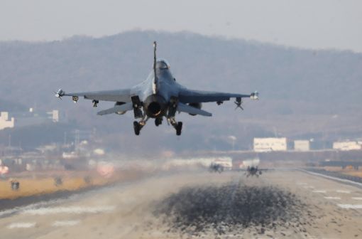 [이미지출처=연합뉴스] 한미 양국 공군이 역대 최대 규모로 진행하는 연합공중훈련 '비질런트 에이스'(Vigilant ACE) 훈련이 시작된 4일 오전 경기도 평택시 주한미공군 오산기지에서 F-16 전투기가 착륙하고 있다.