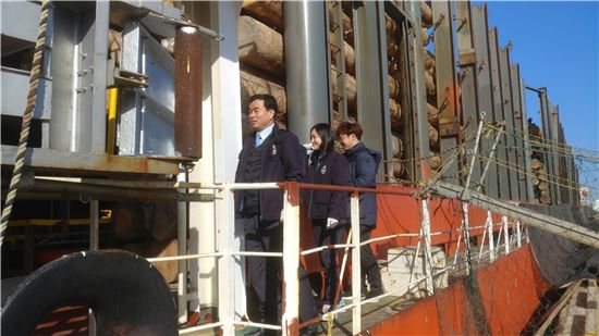 ▲목포검역소 검역관들이 검역할 배에 오르고 있다.