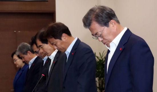 문재인 대통령과 참모진들이 4일 오후 청와대 여민관에서 열린 수석·보좌관회의에 앞서 영흥도 낚싯배 충돌 사고 희생자를 추모하는 묵념을 하고 있다.[사진=연합뉴스]