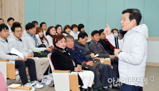 윤장현 광주시장, 2017 광주시 체육지도자와 공감토크 
윤장현 광주광역시장이 4일 오후 서구 염주체육관 내 국민생활관 세미나실에서 열린 '2017 광주시 체육지도자 워크숍'에 참석해 생활체육지도자와 전문체육지도자 등을 대상으로 시정 현안을 공유하고 체육지도자들의 역량 강화를 위한 개선방안에 대해 공감토크를 갖고 있다./광주광역시 제공
