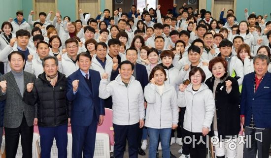 윤장현 광주광역시장이 4일 오후 서구 염주체육관 내 국민생활관 세미나실에서 열린 '2017 광주시 체육지도자 워크숍'에 참석해 생활체육지도자와 전문체육지도자 등을 대상으로 시정 현안을 공유하고 체육지도자들의 역량 강화를 위한 개선방안에 대해 공감토크를 가진 뒤 기념촬영을 하고 있다./광주광역시 제공