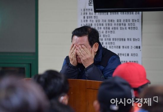 윤장현 광주광역시장이 5일 새벽 서구 폐기물위탁업체인 (주)대명크린에서 열린 환경미화원 안전교육 현장을 방문해 애로사항을 청취하고 근무자들을 격려하던 중 눈물을 훔치고 있다. 윤장현 시장은 "미화원들의 근로환경을 개선하기 위한 대책 마련에 나서고 있다"며 "근무현장에서도 안전사고 예방에 최선을 다해 줄 것"을 당부했다./광주광역시 제공