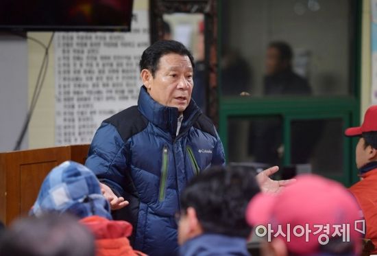 윤장현 광주광역시장이 5일 새벽 서구 폐기물위탁업체인 (주)대명크린에서 열린 환경미화원 안전교육 현장을 방문해 애로사항을 청취하고 근무자들을 격려했다. 윤장현 시장은 "미화원들의 근로환경을 개선하기 위한 대책 마련에 나서고 있다"며 "근무현장에서도 안전사고 예방에 최선을 다해 줄 것"을 당부했다./광주광역시 제공