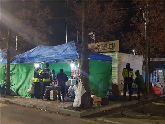 4일 밤 낚싯배 추돌 사고 실종자 가족들을 위해 마련된 영흥도 부두 대기실 주위에 자원봉사자와 경찰들이 활동하고 있다.(사진=이관주 기자)