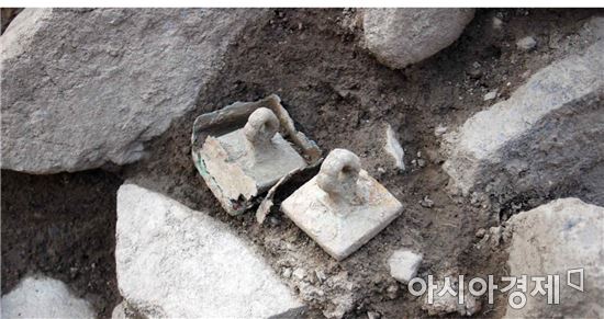 발굴현장에서 나온 청동인장의 모습 [사진=문화재청 제공]
