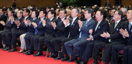 [이미지출처=연합뉴스]문 대통령, 제54회 무역의 날 기념식 참석    (서울=연합뉴스) 배재만 기자 = 문재인 대통령이 5일 오전 서울 강남구 코엑스에서 열린 제54회 무역의 날 기념식이 시작되자 박수를 치고 있다. 2017.12.5    scoop@yna.co.kr(끝)<저작권자(c) 연합뉴스, 무단 전재-재배포 금지>