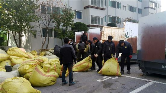 노원구, 아파트 낙엽 수거 농가에 무료 공급