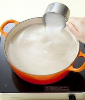 4. 6시간 정도 지나 밥알이 한두 알 떠오르면 꺼내 냄비에 붓고 끓여 설탕으로 단맛을 내고 생강을 넣어 3분 정도 끓인다.
