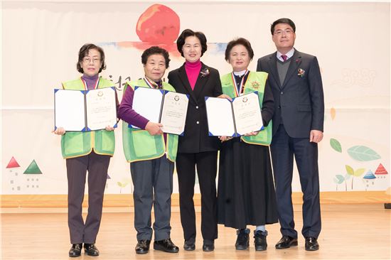 김수영 양천구청장이 ‘1만 시간 자원봉사왕’ 수상자들과 기념 촬영을 하고 있다. 