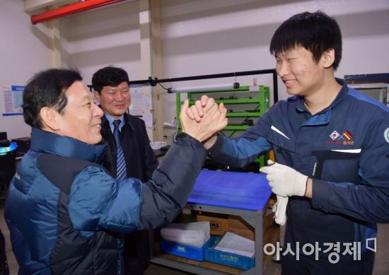 윤장현 광주광역시장이 5일 오후 북구 연제동 산학일체형 도제학교인 ㈜에스엠지 실습현장을 찾아 학생들을 격려하고 있다./광주광역시 제공