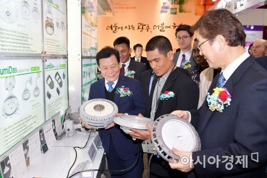 윤장현 광주광역시장이 5일 오전 서구 김대중컨벤션센터 다목적홀에서 관내 광산업 중소기업의 판로개척 및 수출 증대를 지원하기 위해 열린 '2017 국제광산업전시회'에 참석해 내외빈들과 부스에 전시된 제품들을 살펴보고 있다./광주광역시 제공
