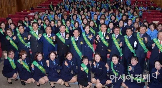 윤장현 광주광역시장이 5일 오전 서구 광주시교육정보원 대강당에서 어린이 교통사고 예방 및 성숙한 교통문화 정착을 위한 '제7회 어린이 교통사고 제로화 촉진대회'에 참석해 이은방 광주시의회 의장, 장휘국 광주시교육감, 배용주 광주지방경찰청장, 유정 광주녹색어머니연합회장, 녹색어머니회원 등 참석자들과 기념촬영을 하고 있다./광주광역시 제공