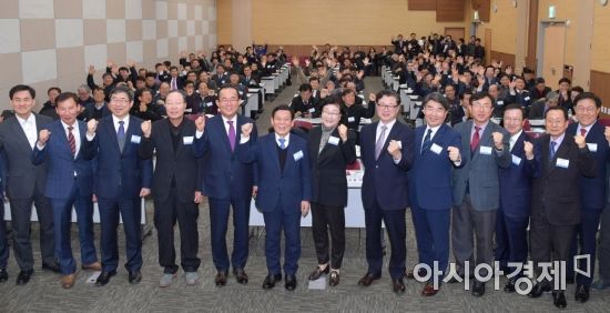 윤장현 광주광역시장이 5일 오후 서구 김대중컨벤션센터 산학연 네트워크 및 에너지신산업 생태계 조성 기반 마련을 위해 열린 '에너지융합 투게더 워크숍'에 참석해 김필식 동신대학교 총장, 유향열 한국전력 부사장, 김준규 법무법인 화우 대표변호사, 기업인 등 참석자들과 기념촬영을 하고 있다. '제4차 산업혁명시대 전기농사와 에너지 대전환'을 주제로  열린 이날 워크숍에서 참석자들은 4차 산업혁명시대 에너지산업의 대응 방안에 대해 의견을 나눴다./광주광역시 제공