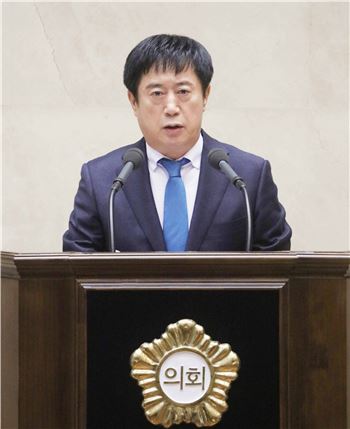 정찬민 용인시장이 시의회에서 내년 예산과 관련된 시정 연설을 하고 있다.