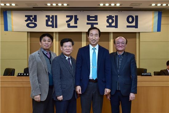 문석진 서대문구청장(오른쪽 두번째)이 정례간부회의 후 올 연말 공로연수에 들어갈 예정인  김중두 국장(오른쪽 첫번째), 고재용 홍보과장(왼쪽 첫번째) 등과 기념사진을 찍었다.