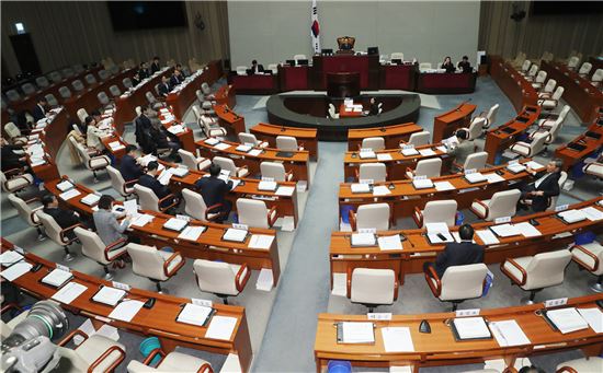 국회 헌법개정특별위원회는 6일 정부형태(권력구조)에 관한 집중토론을 진행했다.(사진=연합뉴스)