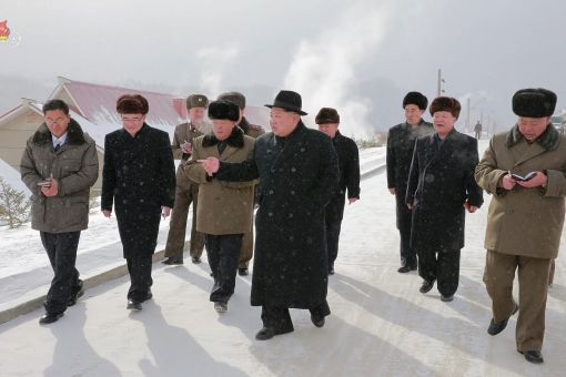 김정은 북한 노동당 위원장이 양강도 삼지연군(郡)에 새로 건설한 감자가루 생산공장을 시찰했다고 조선중앙TV가 6일 보도했다. (사진=연합뉴스)