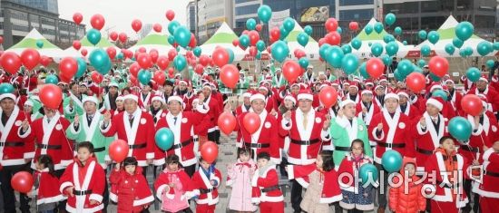 크리스마스를 기다리는 어린이들에게 희망과 행복을 전달하는 2017 빛가람산타원정대 출범식이 7일 오후 나주시 빛가람혁신도시 호수공원에서 열린 가운데 우기종 전남도 정무부지사, 강인규 나주시장, 김옥기 도의원, 빛가람혁신도시 공공기관 임직원, 어린이 등 참석자들이 희망풍선 날리기를 하고 있다.