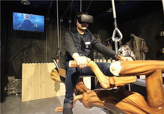 VR 테마파크에서 처음으로 시도한 '호러존'에서 한 이용자가 '마녀 빗자루' VR콘텐츠를 즐기고 있다. 