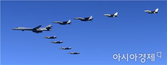 한국공군 F-15K 전투기와 美 B-1B 전략폭격기 등 양국 항공기가 편대를 이루어 한반도 상공을 비행하는 모습.(사진=공군 항공촬영사) 