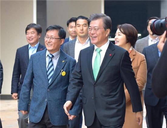 문재인 대통령이 7일 노원 제로하우스 오픈 행사에 참석, 김성환 노원구청장의 안내를 받고 홍보주택으로 들어가고 있다.