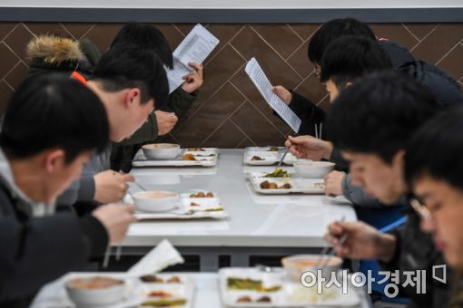 5일 경기도 안성시 메가CST경찰기숙학원에서 학원생들이 식사를하며 영어단어를 외우고 있다./강진형 기자aymsdream@