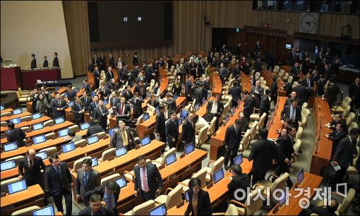 지난해 박근혜 전 대통령 탄핵소추안이 가결된 직후 새누리당 의원들이 본회의장을 나서고 있는 모습.