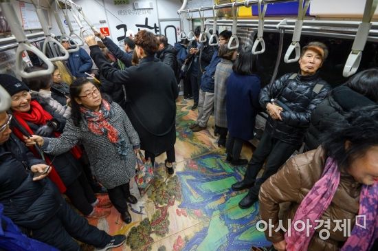 엘리베이터 고장에 지하철 탑승 불가…갈길 먼 '장애인 이동권'