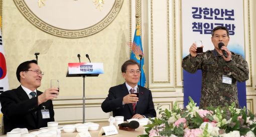 정경두 합참의장(오른쪽)이 8일 오후 청와대 영빈관에서 열린 전군 주요지휘관 격려 오찬에서 건배사를 하고 있다. 왼쪽은 송영무 국방부 장관. (사진=연합뉴스)
