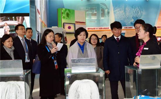 중국 중관촌 시범구 전시센터 둘러보는 추미애 대표(사진=연합뉴스)