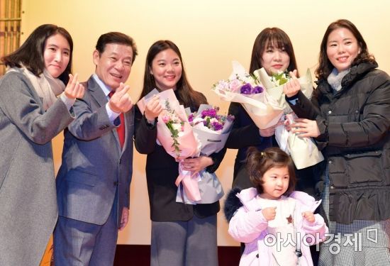 윤장현 광주광역시장이 9일 오전 서구 일가정양립지원본부 대강당에서 열린 '육아종합지원센터 투맘쇼' 행사에 참석해 보육프로그램 경진대회 수상자들에게 시상을 한뒤 기념촬영을 하고 있다./광주광역시 제공