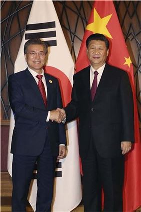 문재인 대통령과 시진핑 중국 국가주석이 지난달 11일 오후(현지시간) 베트남 다낭에서 열린 아시아태평양경제협력체(APEC)에서 만나 악수하고 있다.[사진=연합뉴스] 
