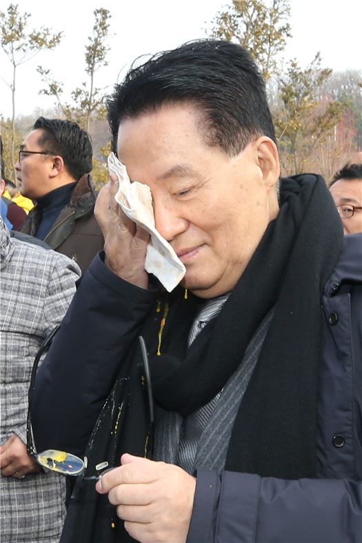 박지원 전 국민의당 대표가 10일 계란을 맞고 얼굴을 닦고 있다. 사진=연합뉴스