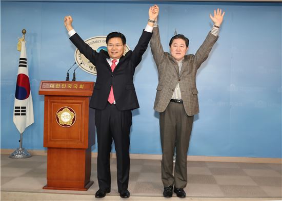 홍문종 자유한국당 의원과 유기준 의원.