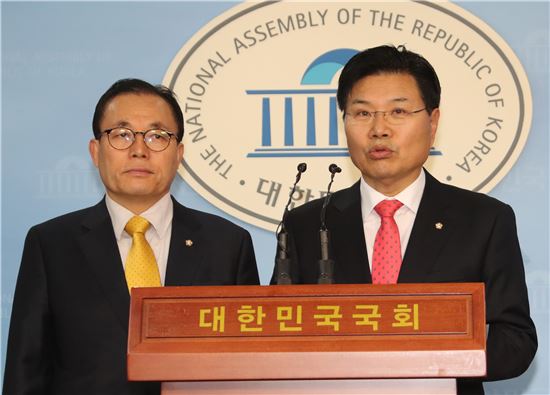 이채익 한국당 의원(왼쪽), 홍문종 한국당 의원이 이날 오후 국회에서 원내대표 출마 기자회견을 열었다. 