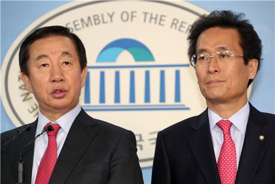 김성태 한국당 의원과 함진규 의원이 이날 국회에서 한국당 원내대표 출마 기자회견을 열었다. 