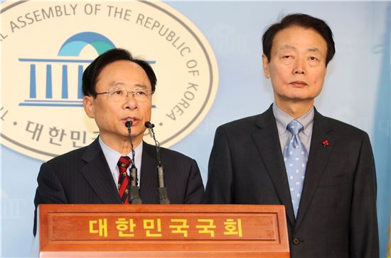 이주영 한국당 의원과 한선교 의원. 