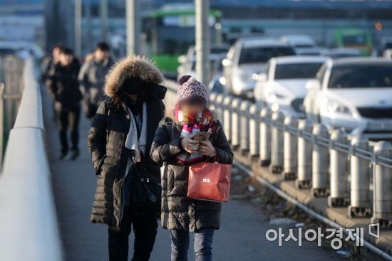 올겨울 들어 가장 추운 날씨를 보인 11일 서울 영등포구 대방역 인근에서 시민들이 출근길 발걸음을 재촉하고 있다. /문호남 기자 munonam@