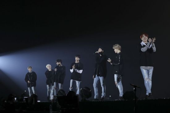 그룹 방탄소년단이 10일 오후 2시 반부터 서울 고척스카이돔 다이아몬드 클럽에서 ‘방탄소년단 라이브 트릴로지 에피소드 3 윙스 투어 더 파이널(2017 BTS LIVE TRILOGY EPISODE III THE WINGS TOUR THE FINAL)’ 무대를 선보이고 있다. 사진=빅히트엔터테인먼트