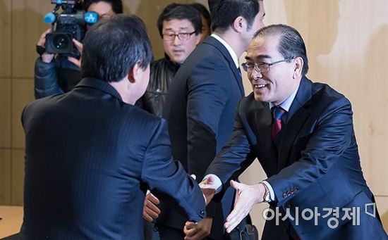 [포토] 올해 인권상 수상하는 태영호 전 공사
