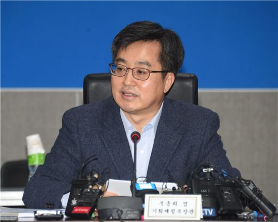 김동연 부총리가 11일 판교 제2테크노밸리에서 열린 확대 경제관계장관회의에서 모두발언을 하고 있다. 
